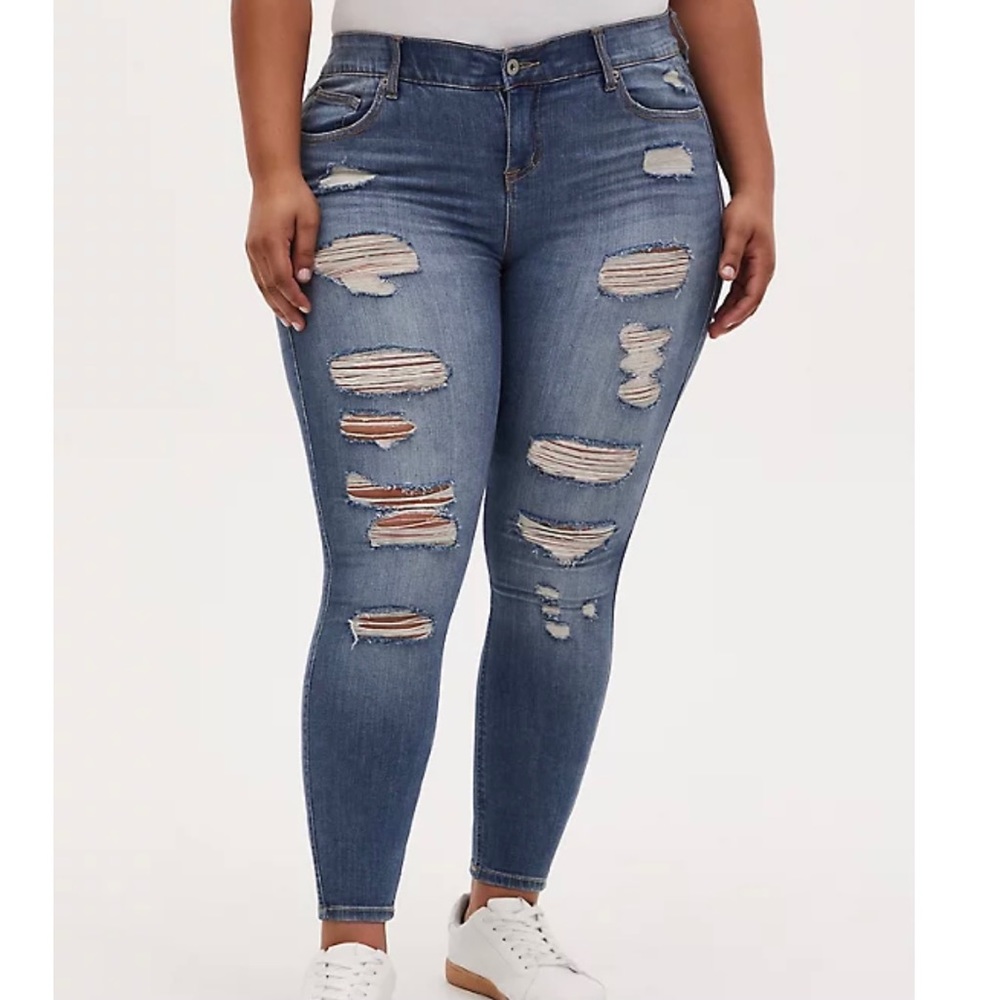 Torrid bombshell skinny distressed jeans 18 NWOT